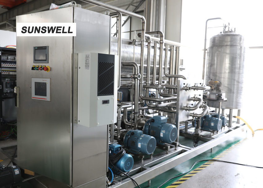 Efficient Energy Saving Carbonated Filling Machine Mounted With  Stainless Steel Control Cabinet